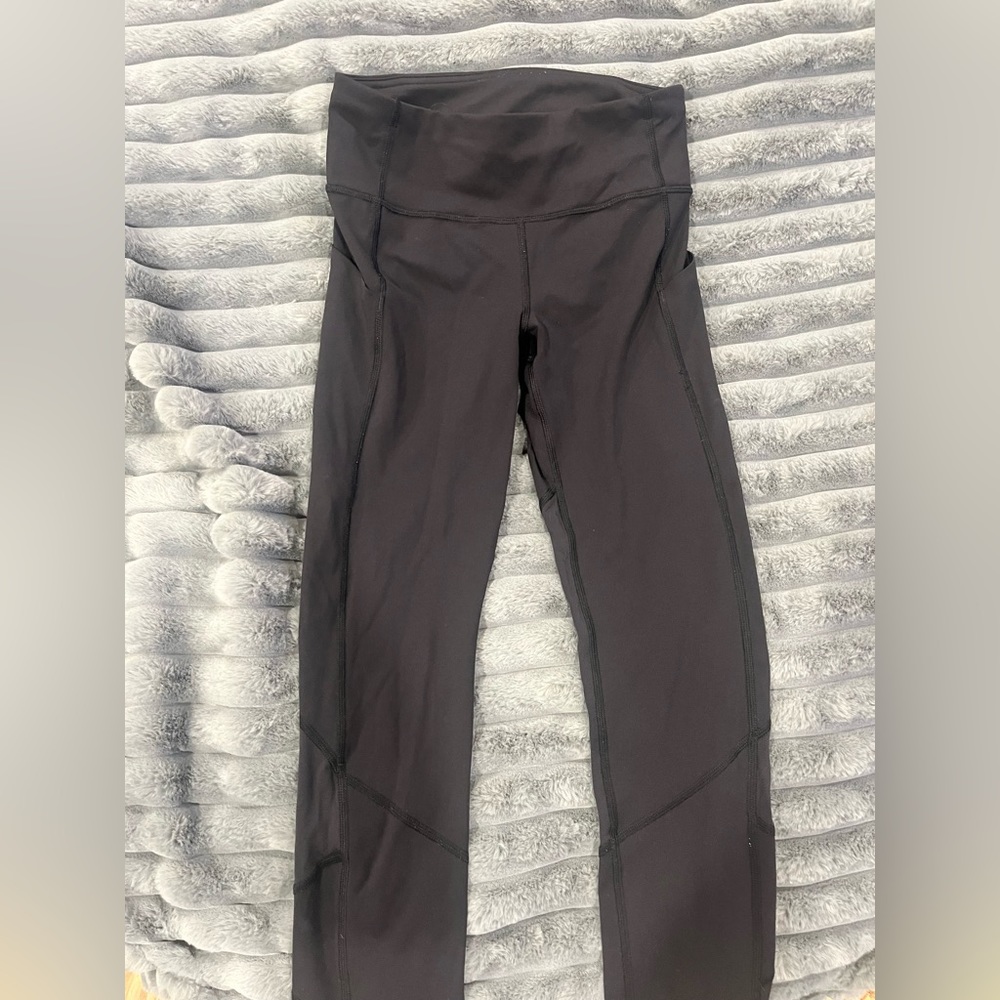 Black lululemon leggings 25” with pockets and netting pattern on back